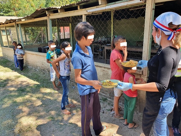 Ollas populares salvan el día a día a niños humildes