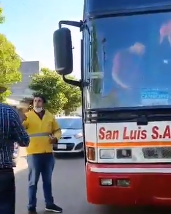 Pobladores de Itacurubí expulsaron a un bus repleto de pasajeros