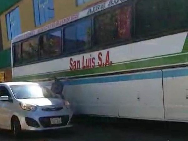 Bus con 50 pasajeros, obligado a retornar a Asunción por ciudadanos