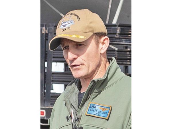 Capitán de portaaviones  con Covid-19, aclamado como “héroe”