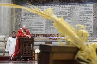 El papa celebra la misa de Ramos sin fieles