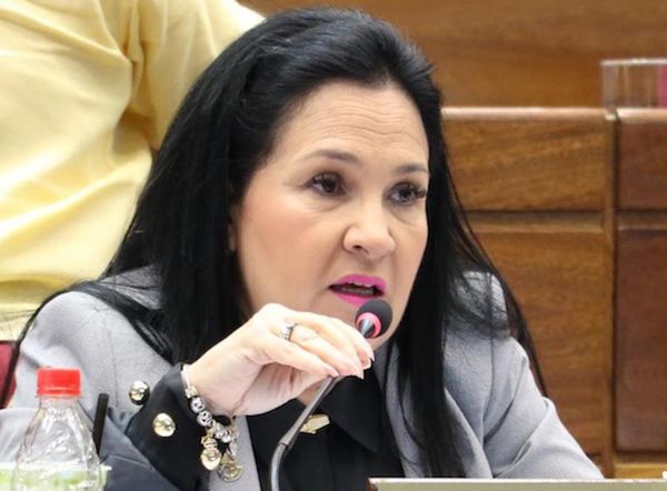 FISCALIA IMPUTA A SENADORA POR VIOLAR LA CUARENTENA Y PIDE DESAFUERO