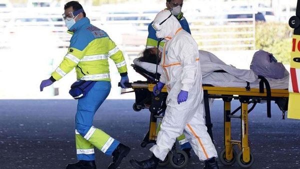 Reportan 674 muertes y aumentan las esperanzas en España.