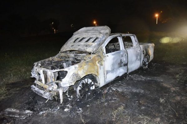 Desconocidos incendian camioneta en Villa Elisa