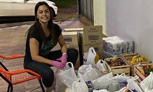 Larissa Riquelme lista para donar los kits de alimentos