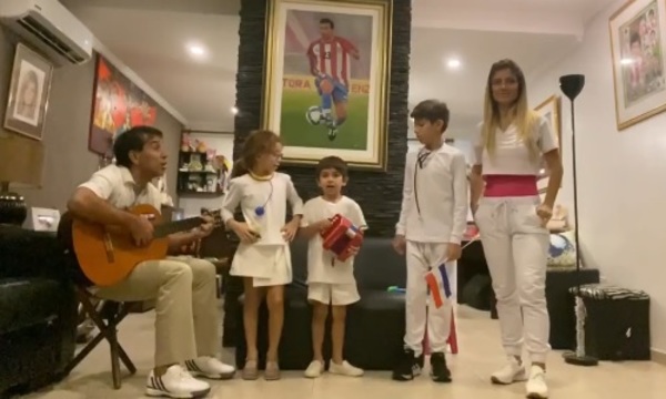 Con una serenata, Pipino Cuevas y su familia homenajean al personal de blanco