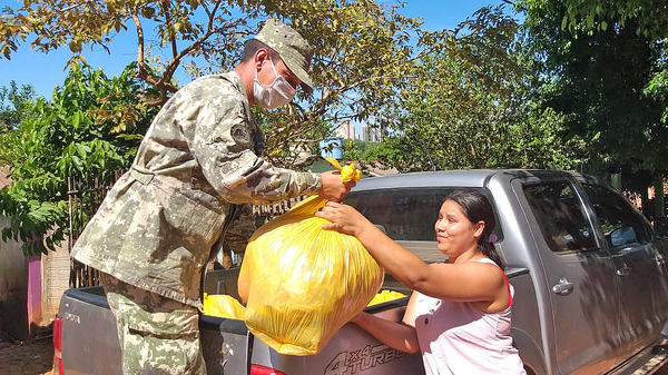 Armada Paraguaya realiza donaciones de kits alimentarios.