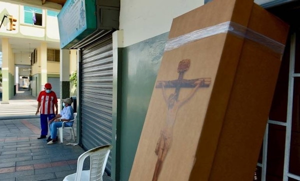 HOY / Ecuador: reparten ataúdes de cartón para sepultar a víctimas fatales del coronavirus