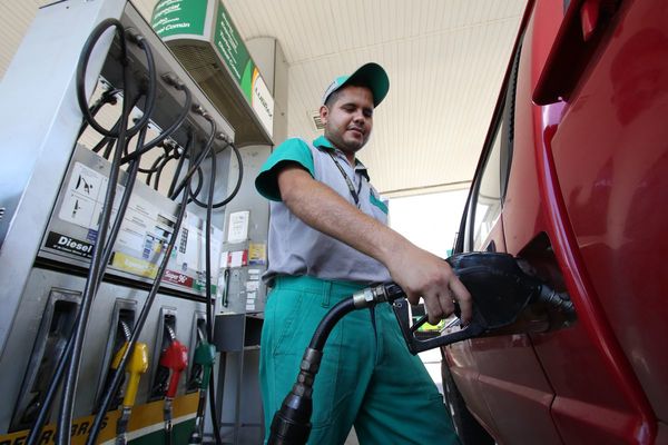 Se mantienen rebajas en precios de combustibles