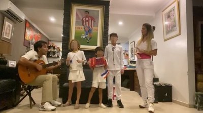 "Pipino" Cuevas canta con su familia: Por nuestros héroes | Crónica