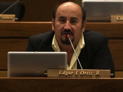 Denuncian a diputado   Ortiz por atropellar barrera, pero él niega