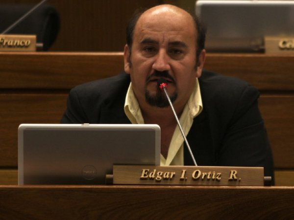 Denuncian a diputado   Ortiz por atropellar barrera, pero él niega