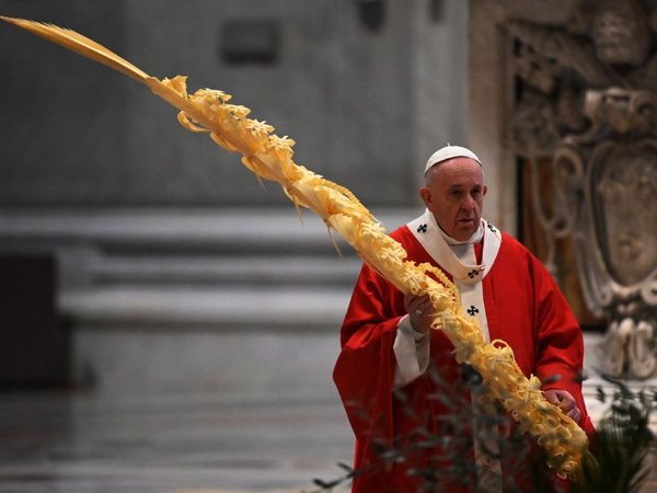 En el inicio de la Semana Santa, el Papa llama a evitar sentirse solos