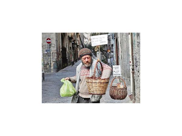Cestas bajan de los balcones para ayudar a necesitados
