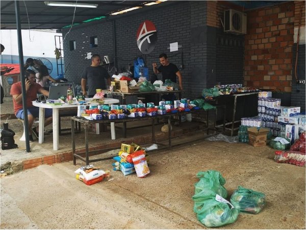 Voluntarios entregan  cada día kits de alimentos   en CDE