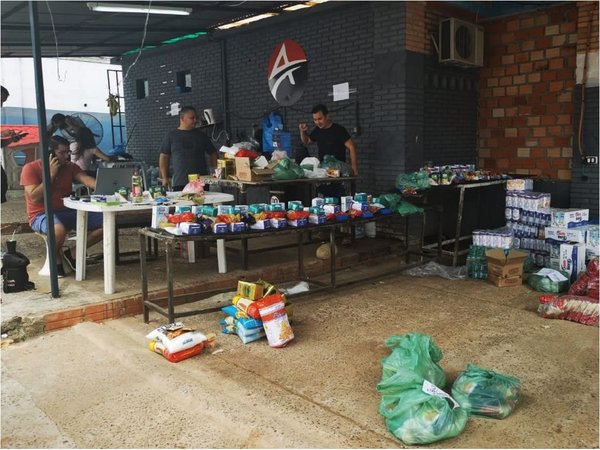 Voluntarios entregan cada día kits de alimentos en CDE