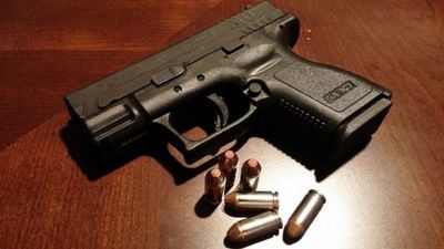 Detuvieron a joven por supuestamente amenazar y golpear con arma de fuego a una mujer
