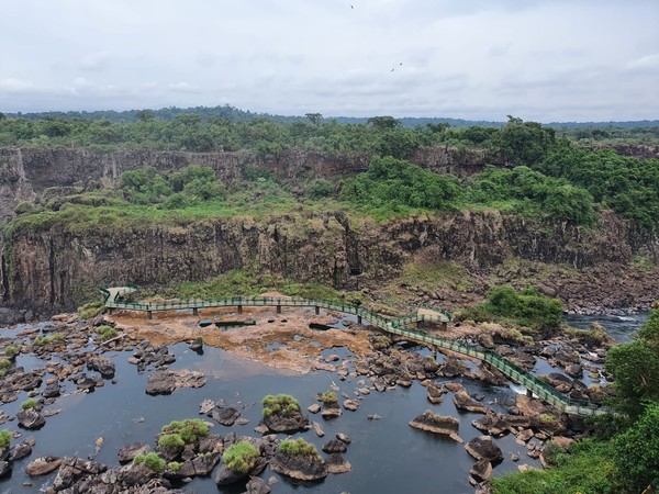 Volumen de AGUA en las CATARATAS bajo 83%