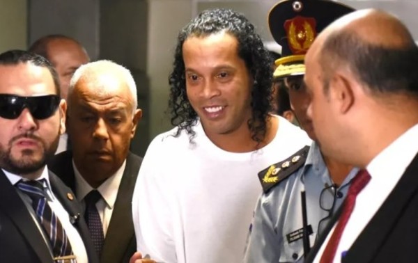 Ronaldinho cumple un mes en la cárcel