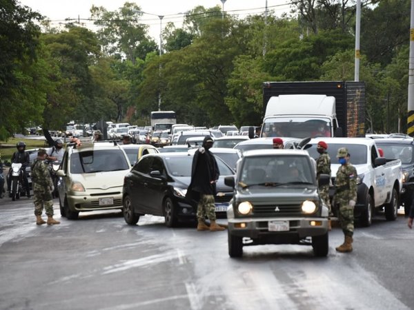 Intenso movimiento vehicular pese a cuarentena total en la zona de Ñu Guasu