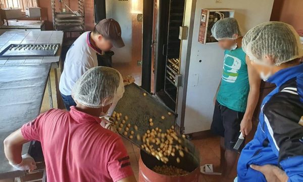 Adolescentes del Centro Educativo de Ciudad del Este preparan kits de alimentos para familiares