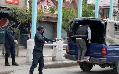 Nepal y el coronavirus: detienen a violadores de cuarentena con alicates para sacar muertos del agua - ADN Paraguayo