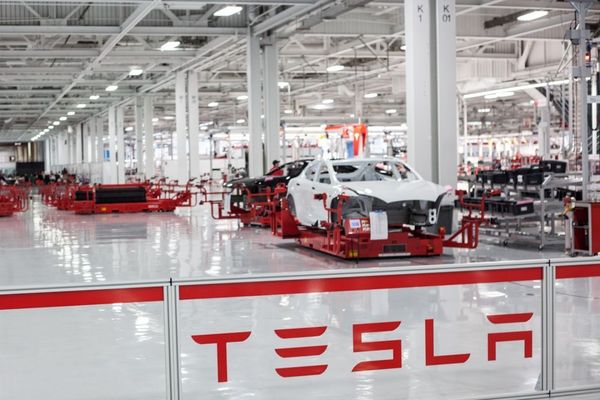 |VIDEO| COVID-19: Tesla usa piezas de auto para producir ventiladores