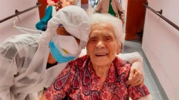 Mujer de 104 años sobrevive a segunda pandemia