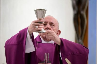 El papa afirma que estar al lado de los pobres “no es ser comunista” - Mundo - ABC Color