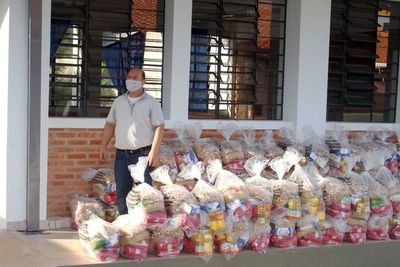 Gobernación de Paraguarí entrega kits de alimentos e insumos médicos