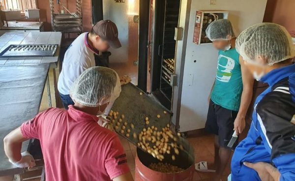 CDE: adolescentes privados de libertad preparan kits de alimentos - Paraguay Informa