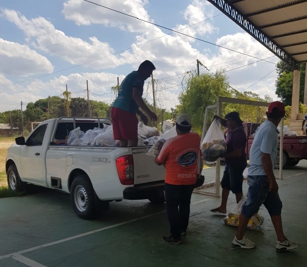 Pobladores de Carmelo Peralta es el segundo distrito en recibir kits de alimentos