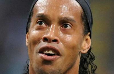 La videollamada de Ronaldinho a la familia de un compañero desde la cárcel - SNT