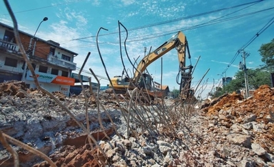 HOY / Prosigue demolición de paradas del fallido proyecto Metrobús durante Semana Santa
