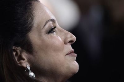 Gloria Estefan recupera un éxito de los ’80 y canta “ponte la máscara” - Música - ABC Color