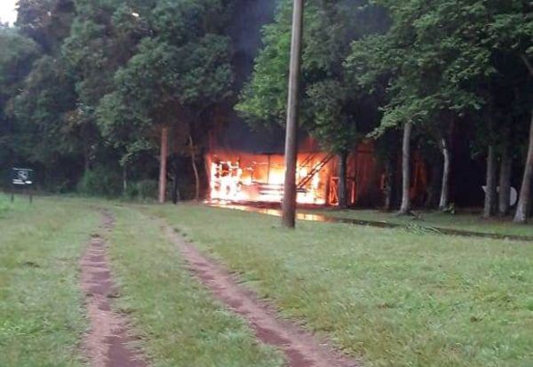 Caída de rayo provoca incendio y pérdidas millonarias en Tatí Yupí - ABC en el Este - ABC Color