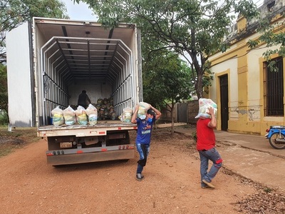 Padres de escolares reciben kits de víveres