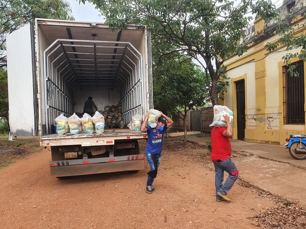 Padres de escolares reciben kits de víveres