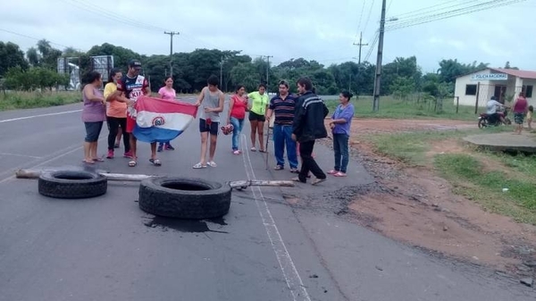 HOY / Se aglomeraron en la calle para pedir víveres y fueron detenidos