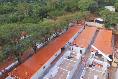 Colocan techos de futuros hospitales de contingencia