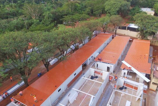 Colocan techos de futuros hospitales de contingencia
