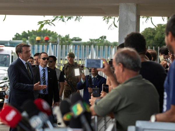 Bolsonaro cede ante presiones y mantiene a su ministro de Salud