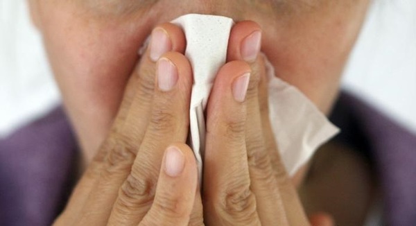 No siempre estornudos, ojos irritados o secreciones significan síntomas de COVID-19, aclara neumólogo