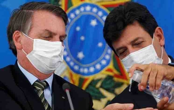 HOY / Bolsonaro cede ante las presiones y mantiene a su ministro de Salud