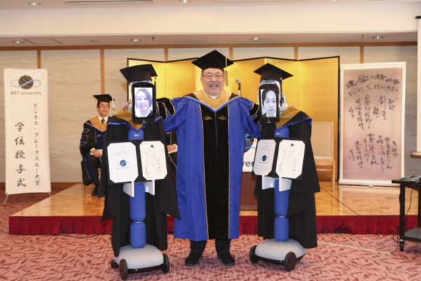 Robots sustituyen a estudiantes en una ceremonia de graduación en Tokio