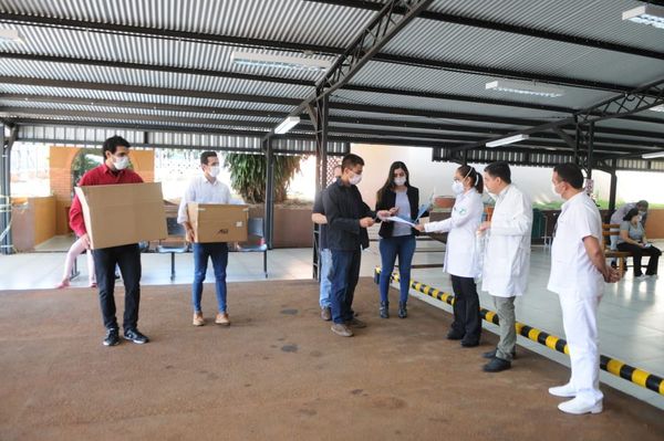 Estudiantes de la UNE donaron máscaras hechas por ellos