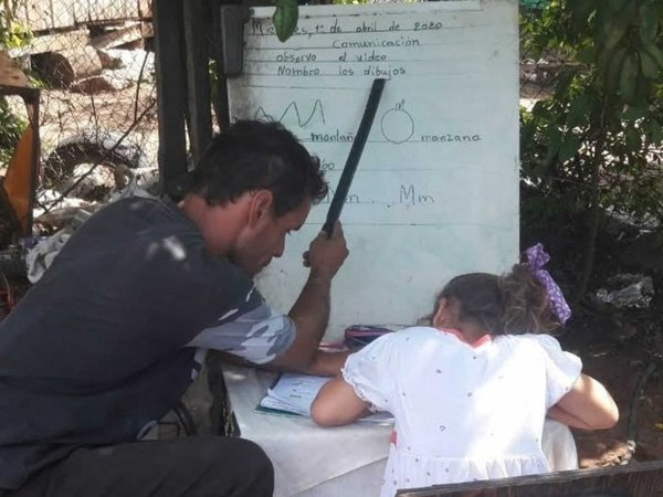 Reciclador haciendo las tareas con su hija conmueve en las redes