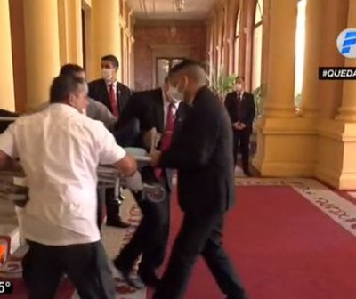 Mozo se desvaneció en el Palacio de Gobierno