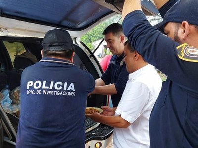 Agentes policiales reparten almuerzo en Coronel Oviedo