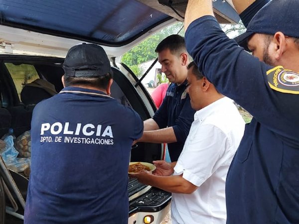Agentes policiales reparten almuerzo en Coronel Oviedo